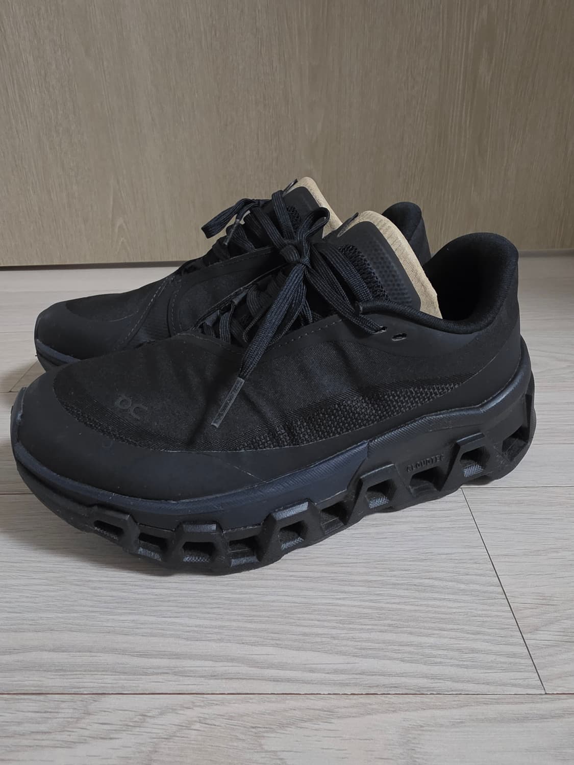 [W225]<거의새상품> 온러닝xPAF파프 클라우드몬스터2 블랙마그넷 상품이미지1