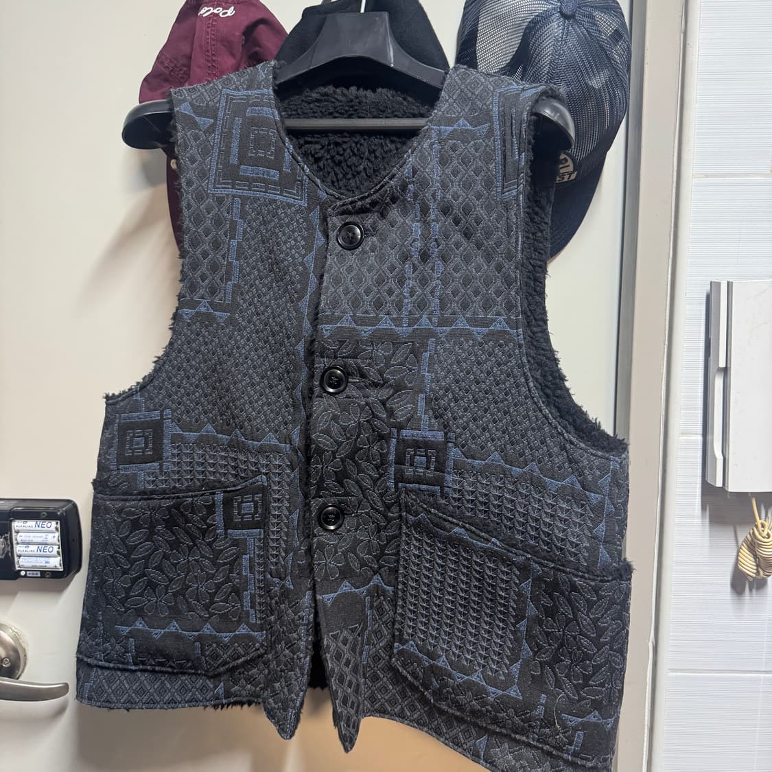 L)엔지니어드 가먼츠 자카드 오버 베스트 blk/blue 상품이미지2