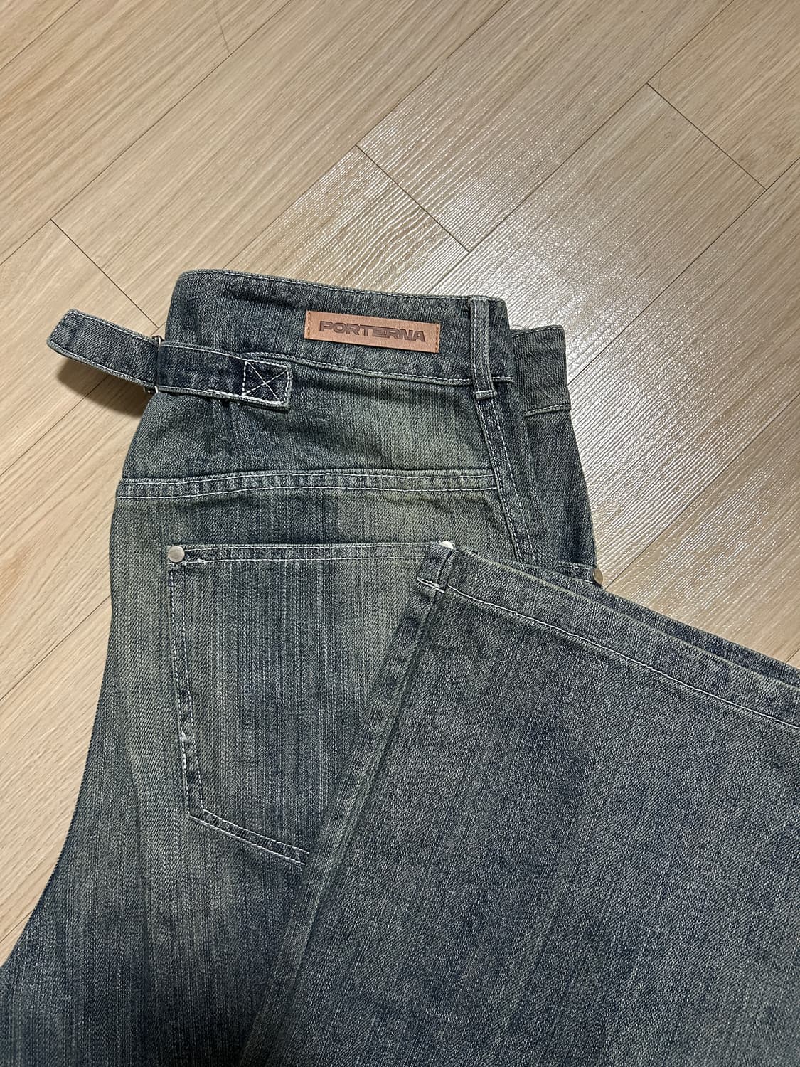 [1회 착용] 포르테나 CINCH BACK CURVED JEANS 상품이미지3
