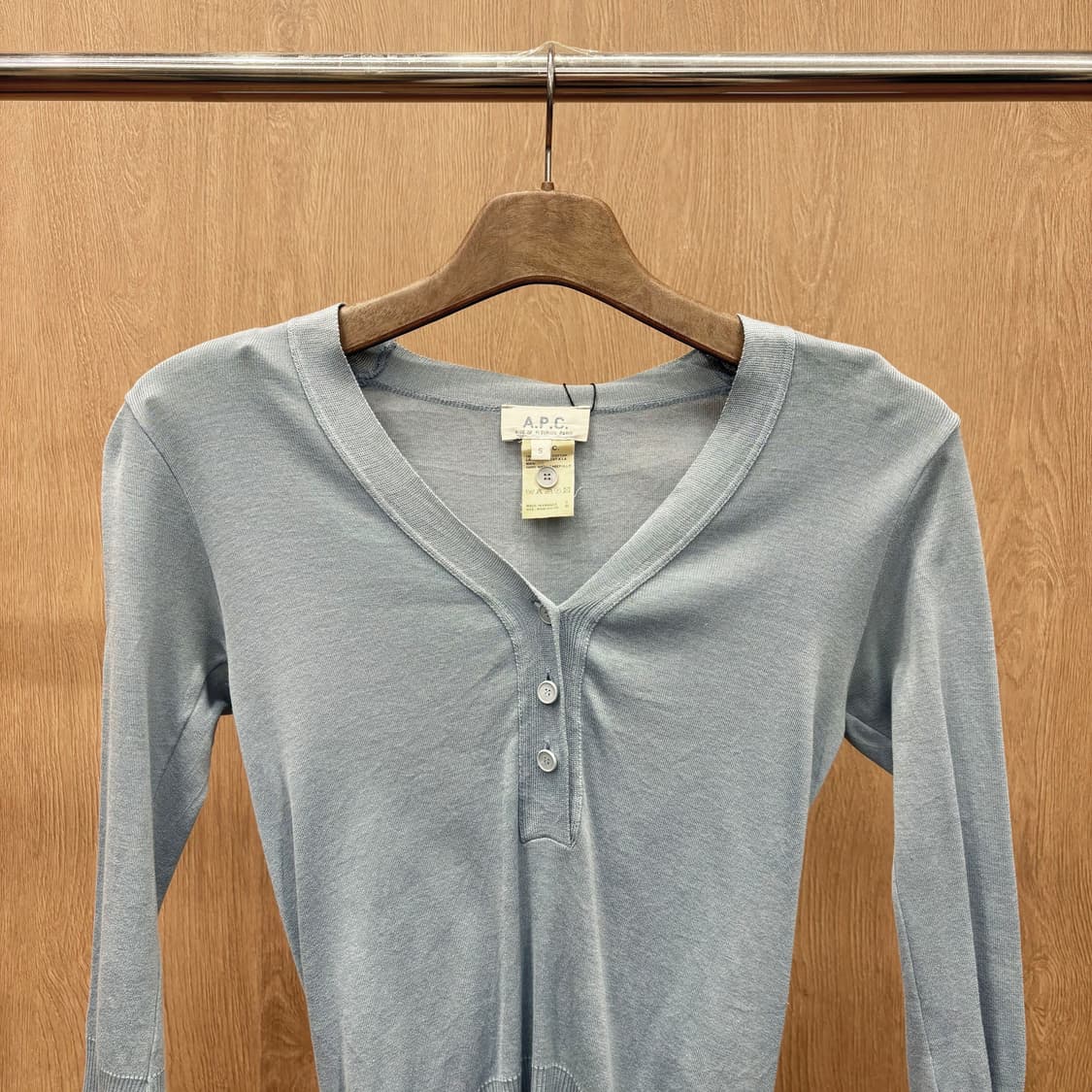 아페쎄 브이넥 니트 프론트 버튼 소매 밑단 시보리 디테일 라이트 블루 상품이미지4