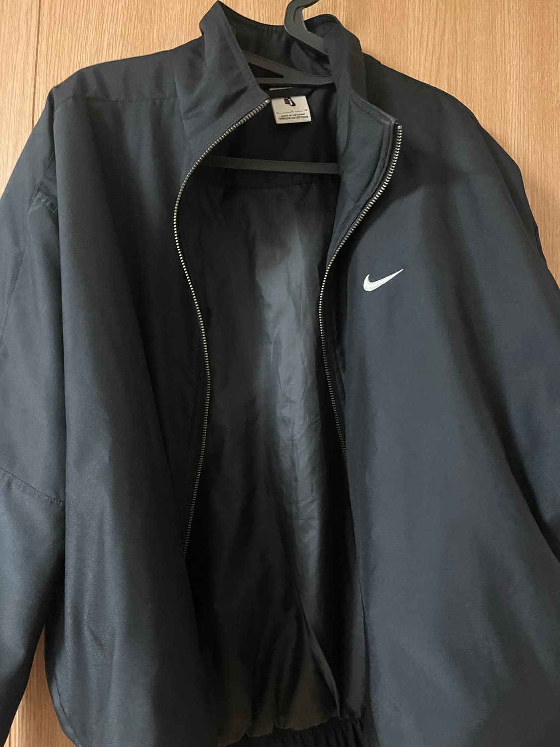 [L] 나이키 NRG 솔로 스우시 사틴 봄버 자켓 상품이미지1