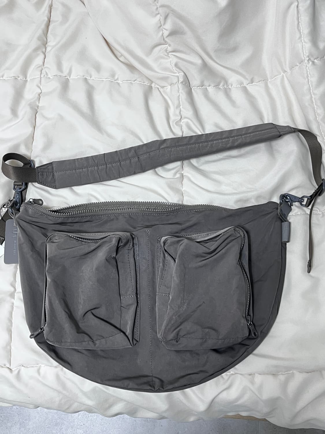 아미아칼바 바디백 그레이 싸게 팝니다! 상품이미지1