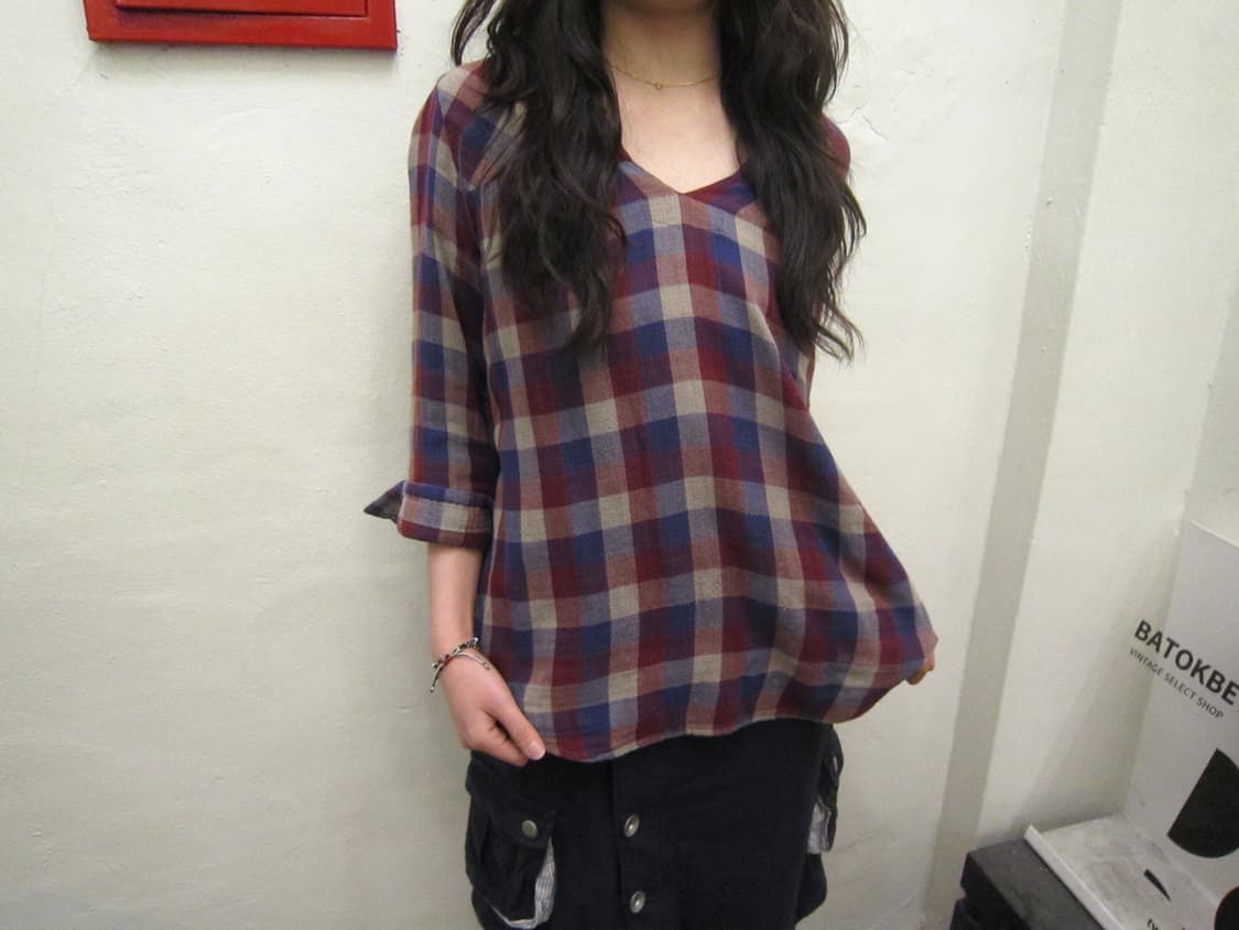 빈티지 브이넥 체크 블라우스 7부 소매 디테일 루즈핏 레드 블루 상품이미지3