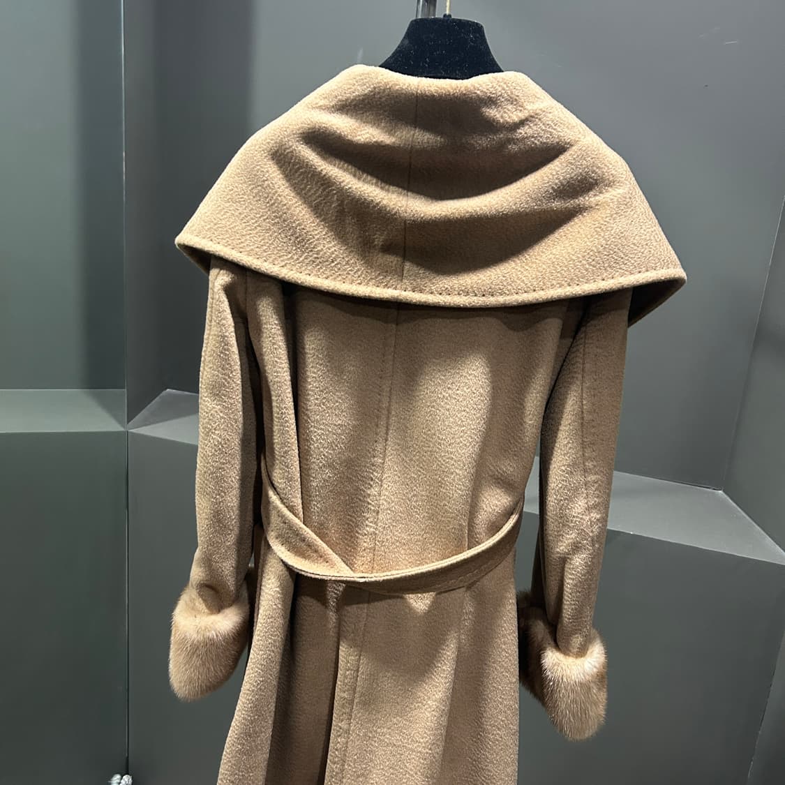 막스마라 퍼 트리밍 카멜헤어 코트 상품이미지5