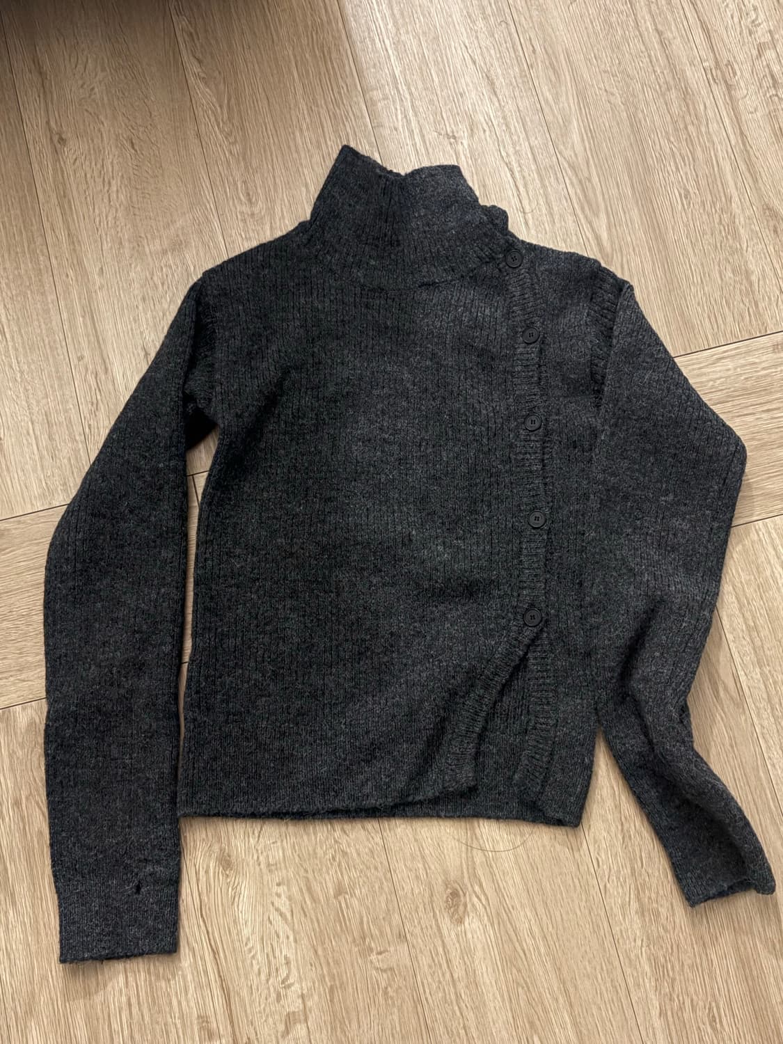 미세키서울 사이드 버튼 니트 차콜 상품이미지1