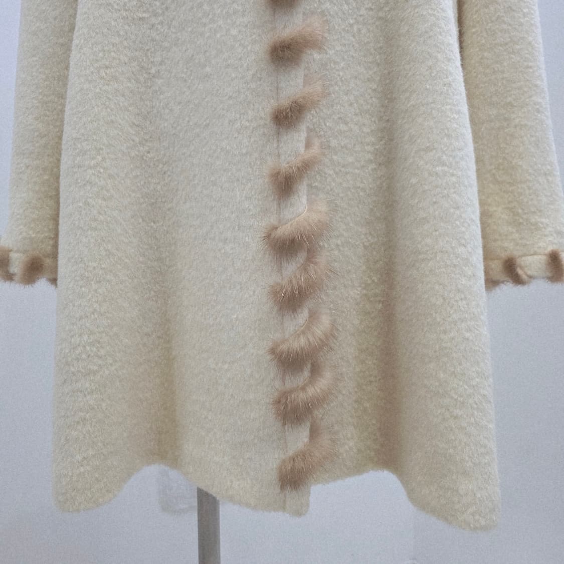 베이지 알파카 밍크퍼 트리밍 A라인 코트 상품이미지5