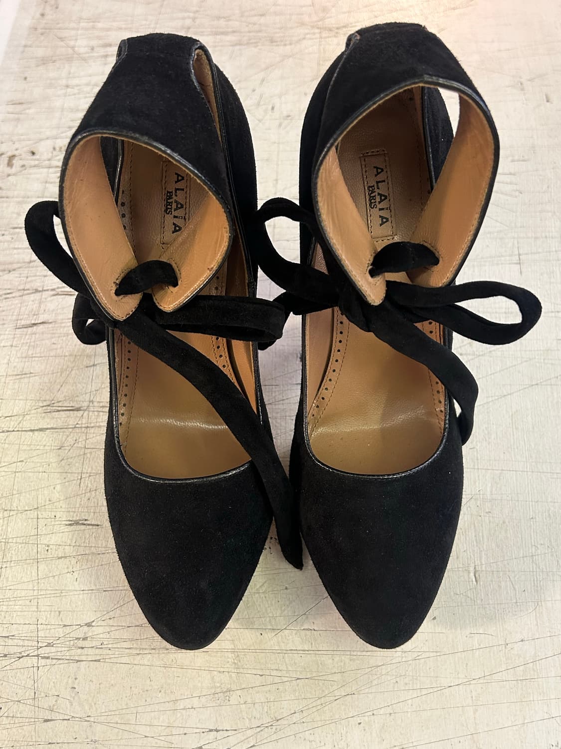 Alaïa  스웨이드 앵클 스트랩 힐 상품이미지3