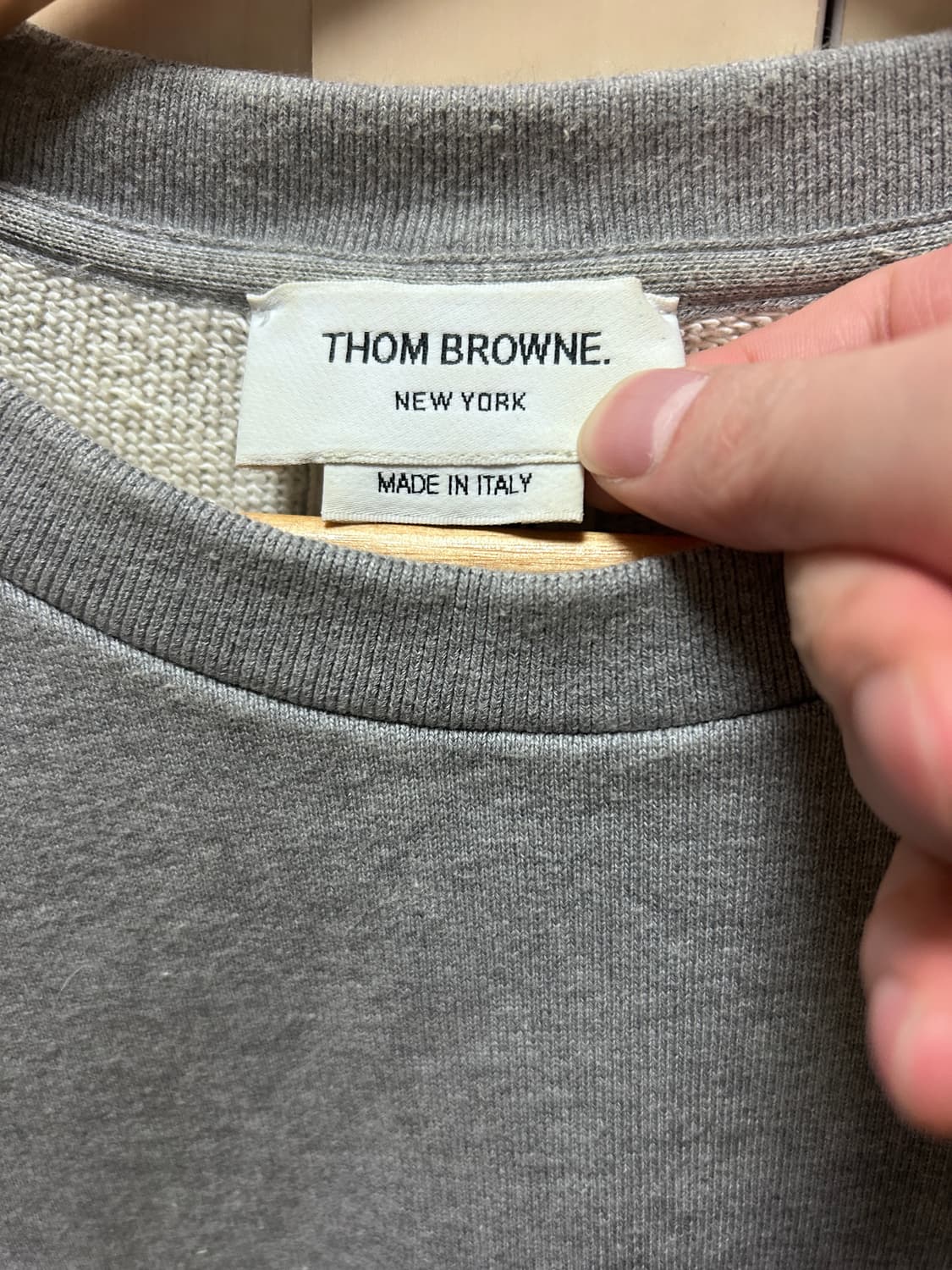 [4] 톰브라운 백삼선 맨투맨 상품이미지4