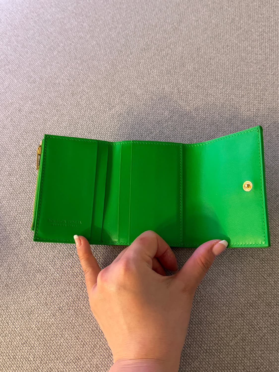 보테가 베네타 카세트백 트라이폴드 지퍼 지갑 패러킷 상품이미지7