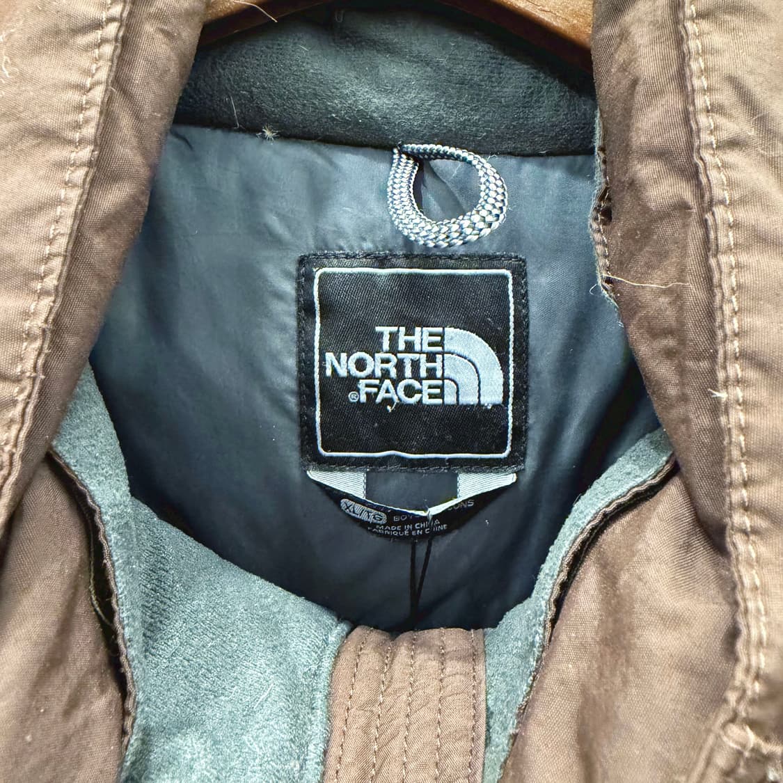 노스페이스 하이벤트 기능성 패딩 자켓 하단 포켓 로고 자수 디테일 브라운 상품이미지6