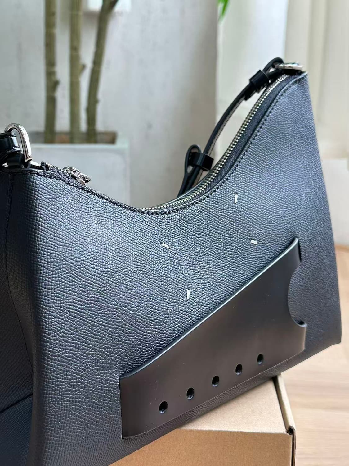 MM6 메종 마르지엘라 새틴 핸드백 블랙 상품이미지6