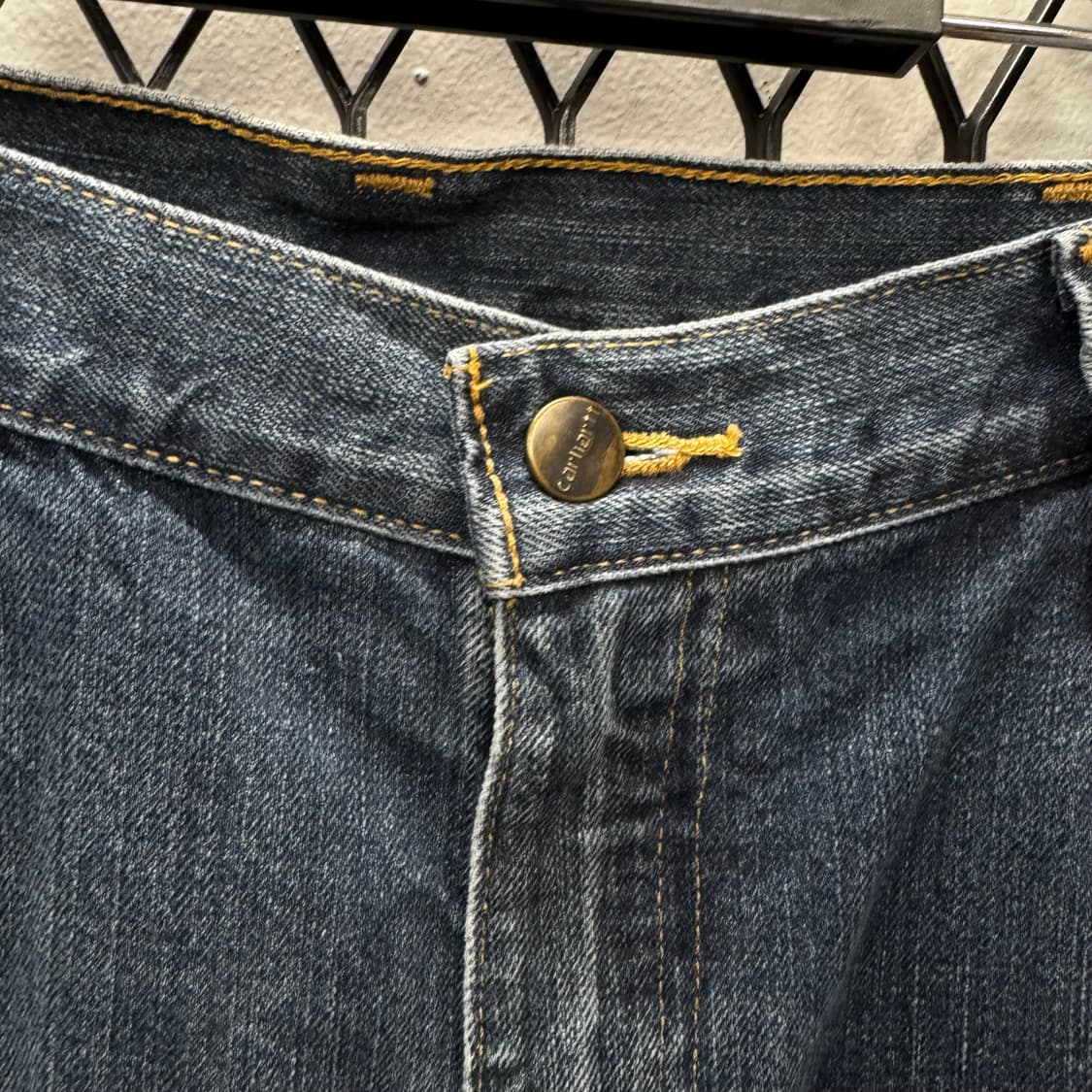 칼하트 릴렉스드 핏 데님 팬츠 후면 포켓 로고 포인트 중청 상품이미지5