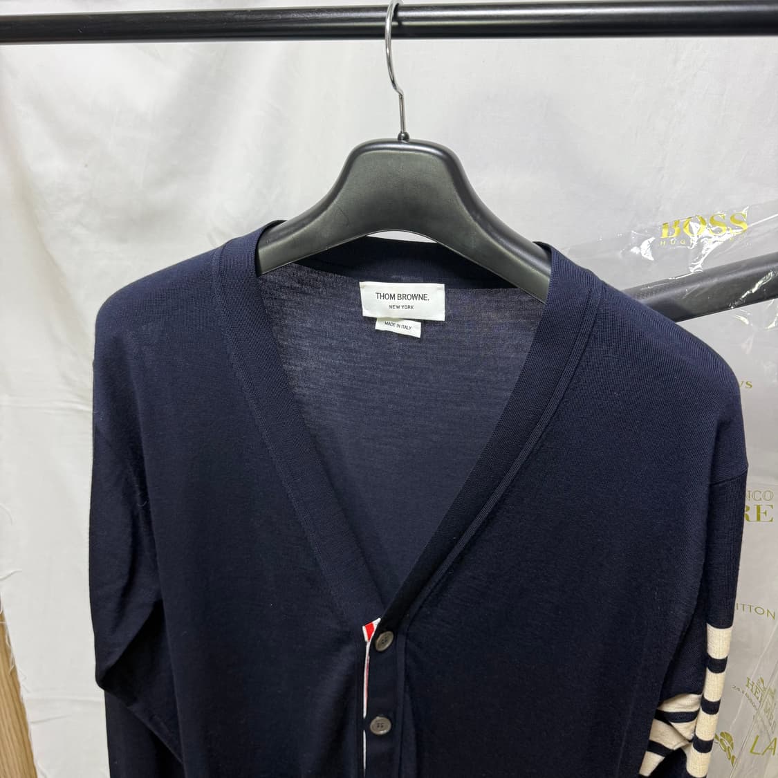 [4사이즈] 톰브라운 클래식 메리노 울 사선 가디건 네이비 상품이미지2