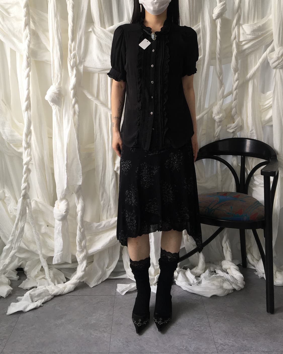Pin button point frill blouse 상품이미지6