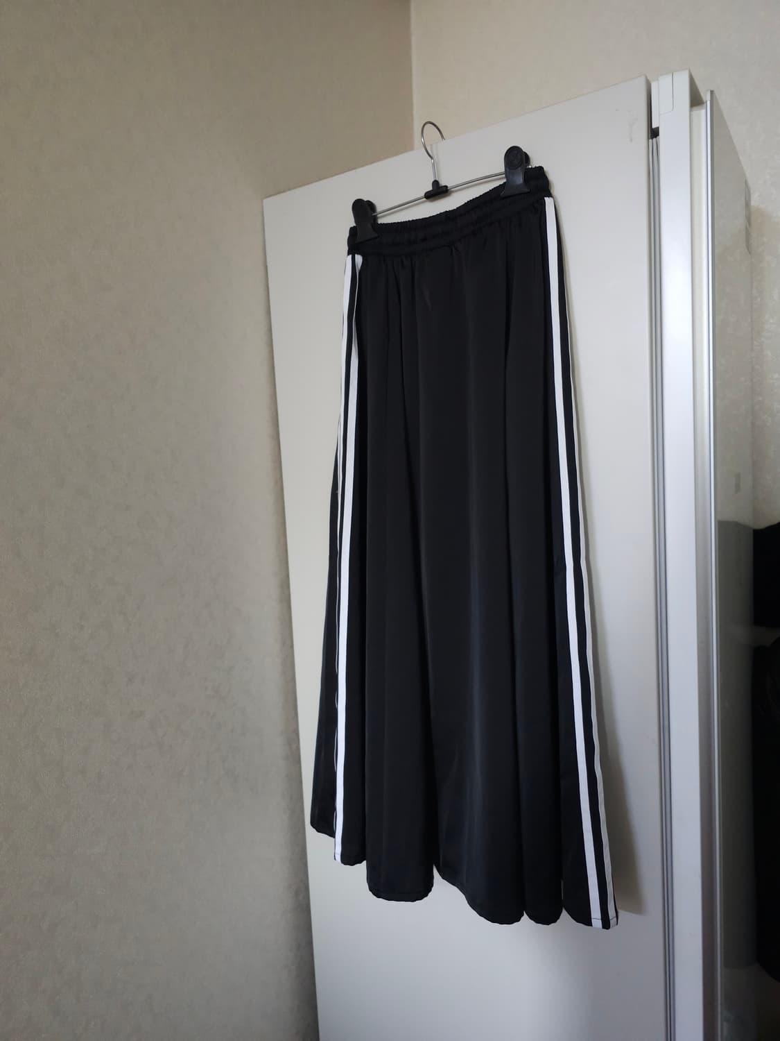 아디다스 삼선 블랙 롱 사틴 스커트 상품이미지4