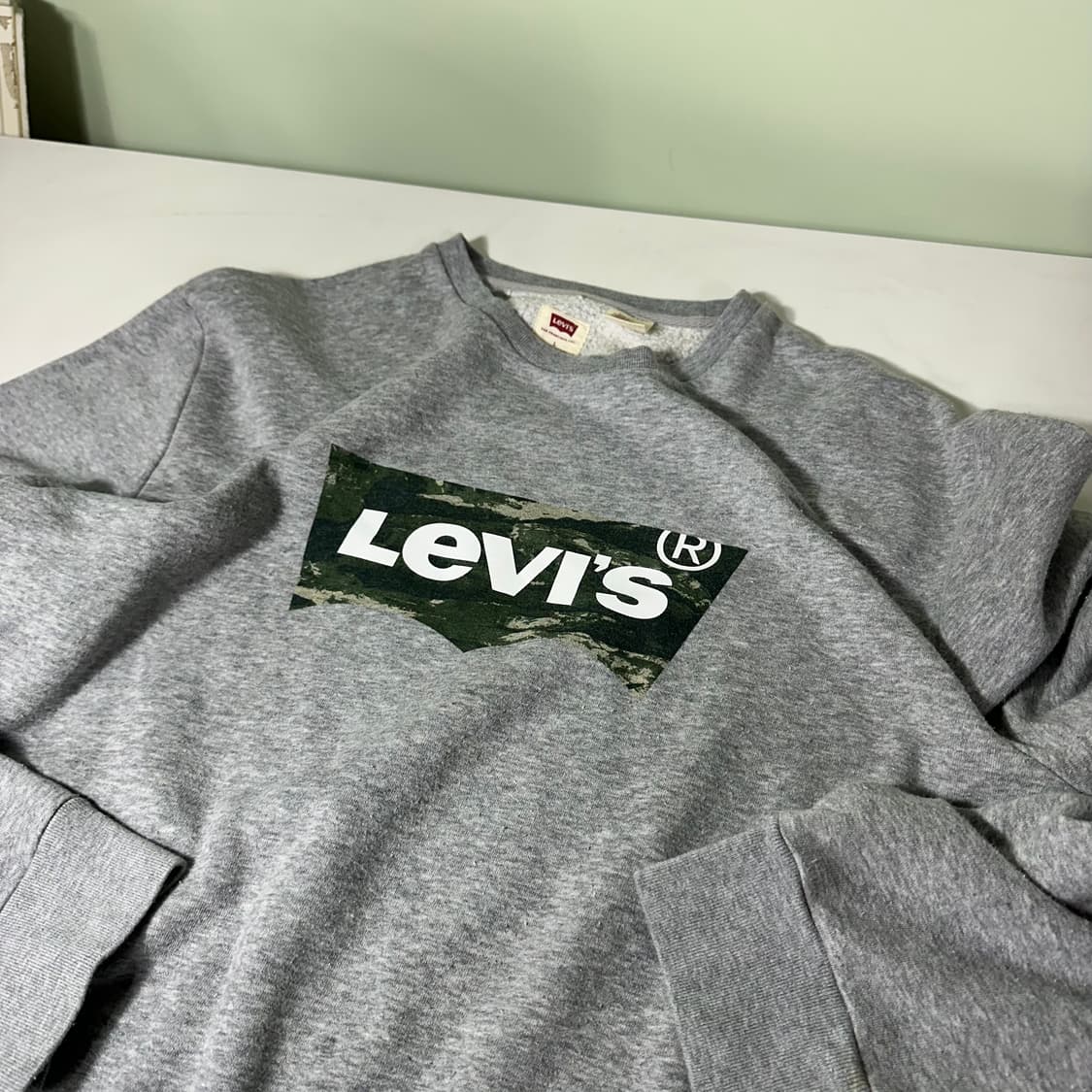 L 리바이스 그레이 카모프린팅 로고 오버핏 코튼 맨투맨 상품이미지1