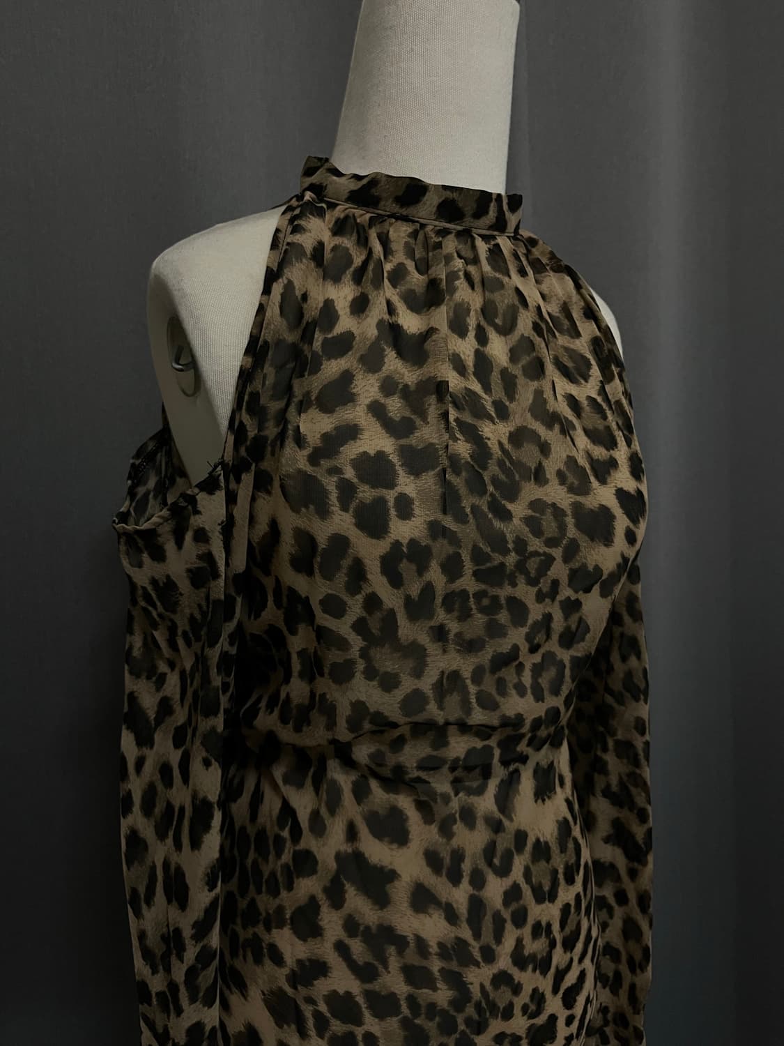 레오파드 숄터넥 블라우스 상품이미지1