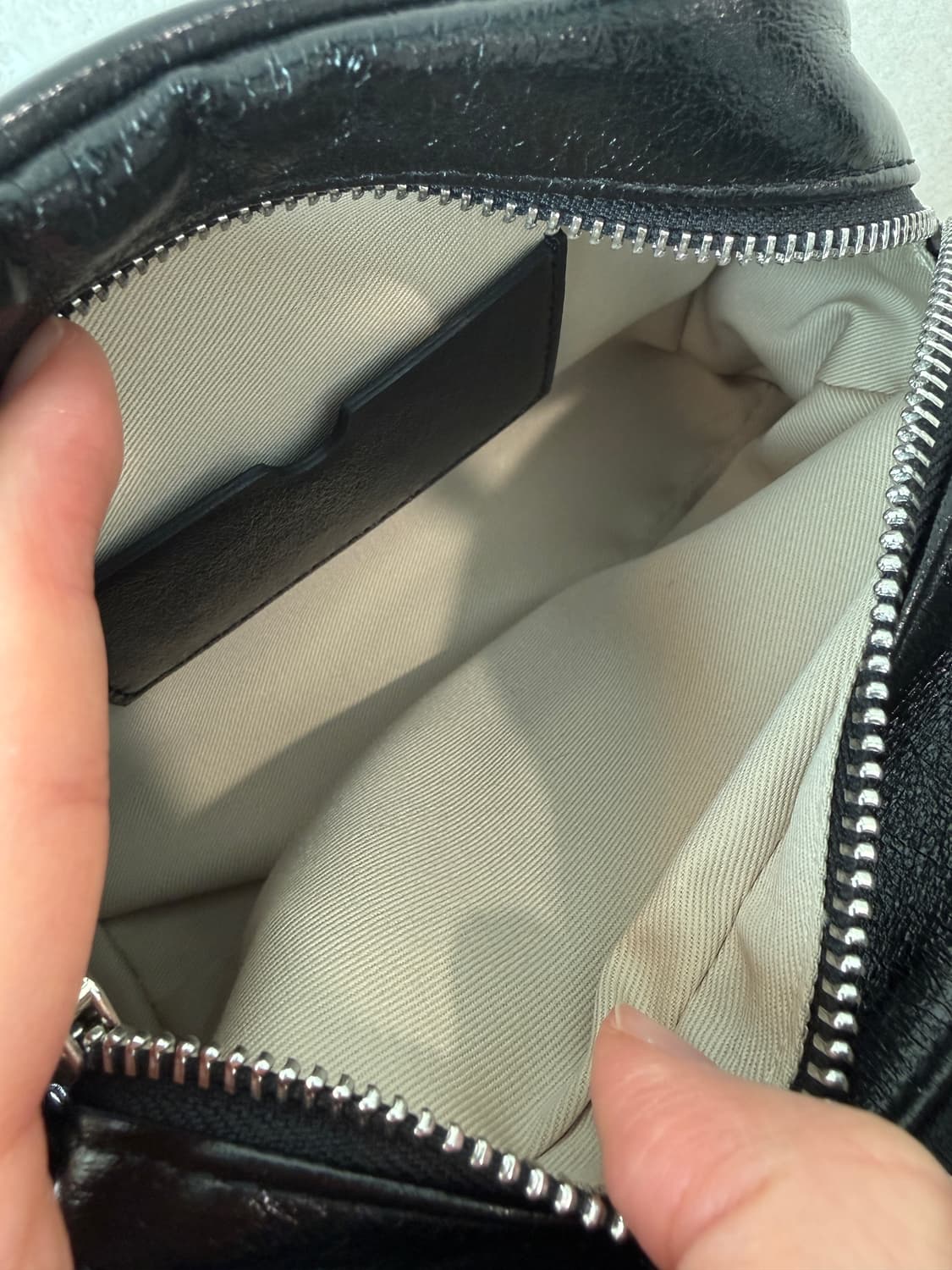 미사용 새상품 / 미니백 / 투지퍼 수납 / 은은한 블랙 상품이미지6