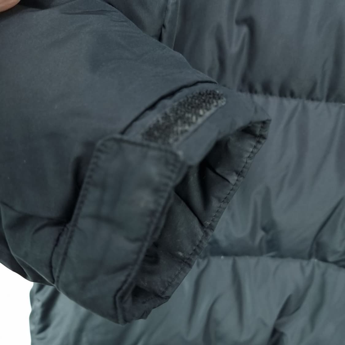 [노스페이스] 로고 자수 구스다운 후드 롱 패딩 블랙 M18252 상품이미지10