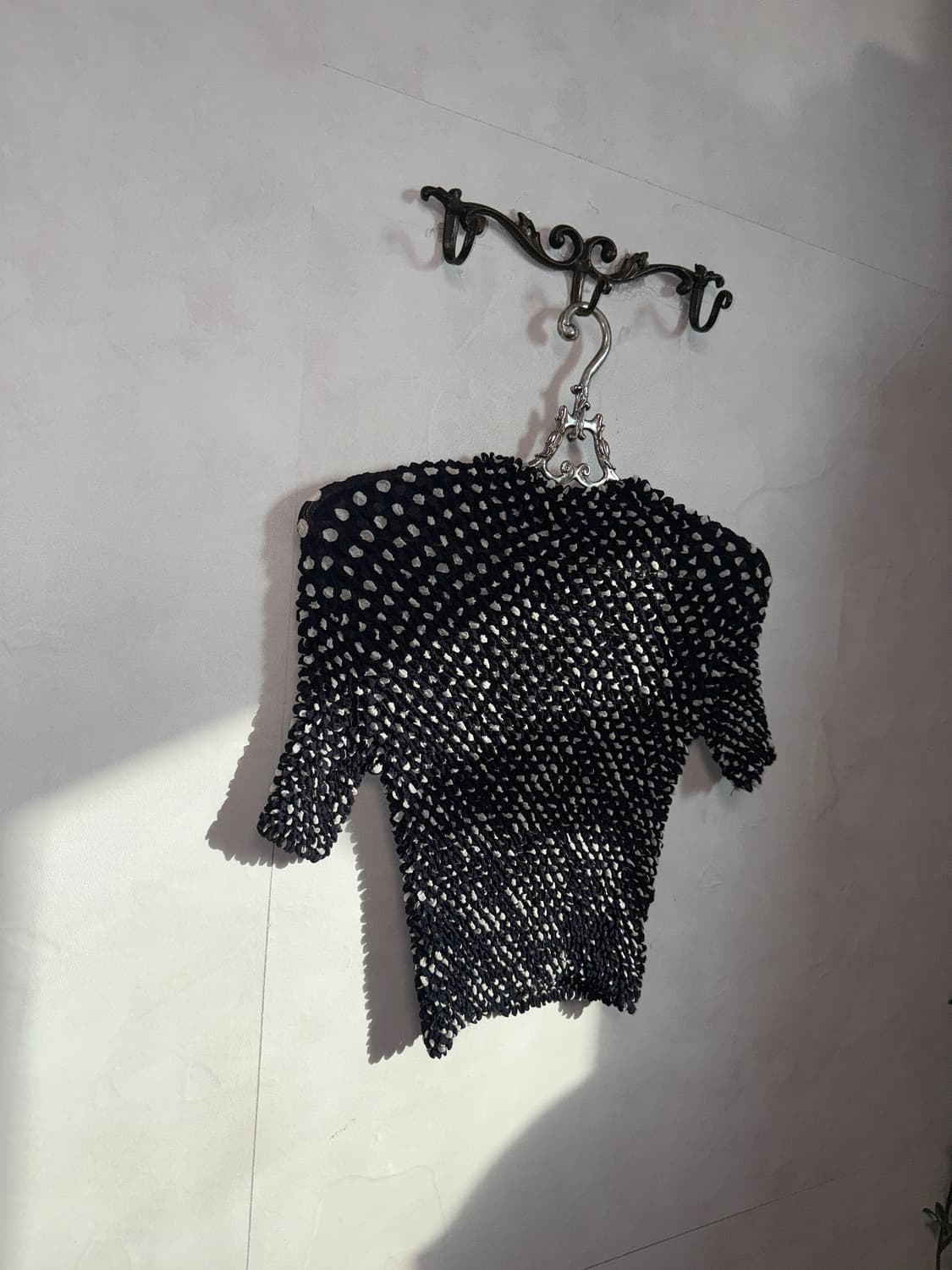 Black & white dot popcorn pleats top 상품이미지6