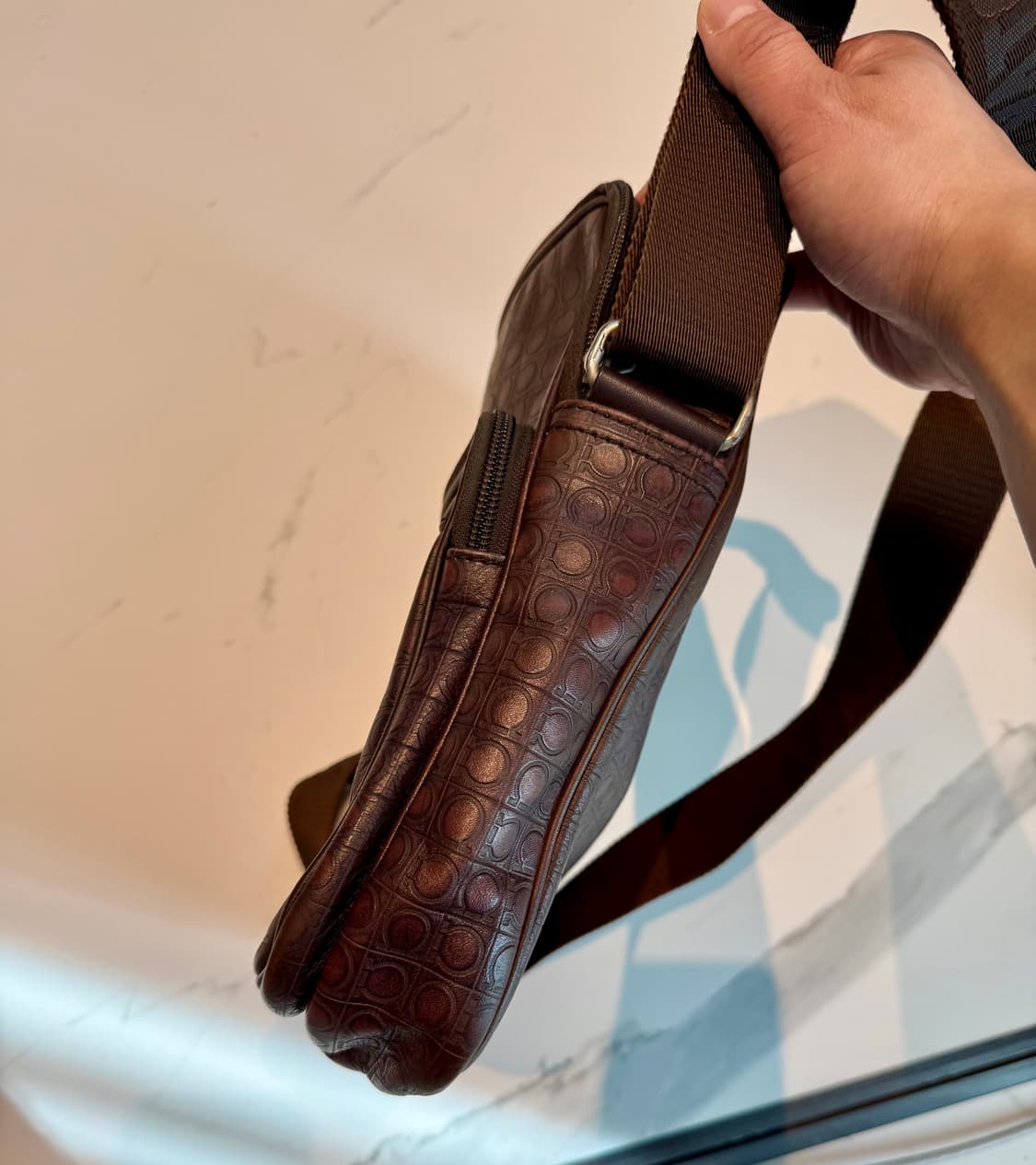 페라가모 남성 크로스백 다크 브라운 상품이미지6