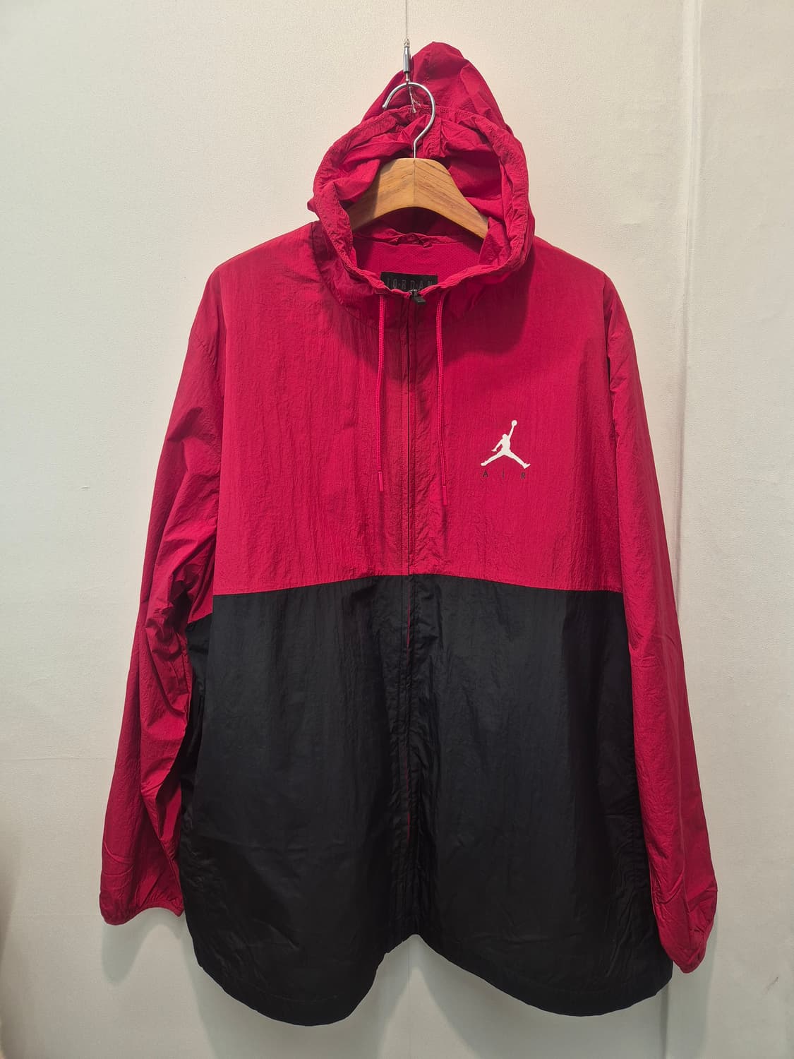 조던 AIR 후드 바람막이 자켓  3XL
빨간색과 검은색 투톤으로 디자인 상품이미지1