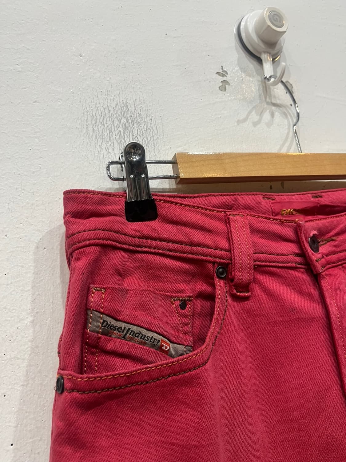 DIESEL 디젤 블리치드 로우라이즈 슬림핏 데님팬츠 26 상품이미지5