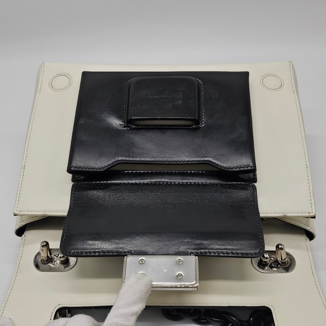 정품 발렌시아가 블랙앤화이트 스프레이백  상품이미지7