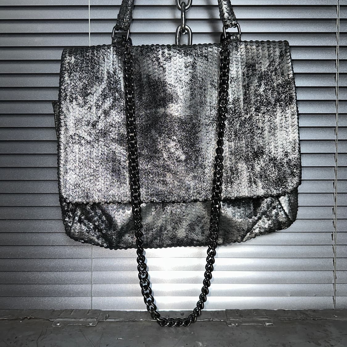 00s 메탈릭 실버 퍼포레이티드 레더 슬라우치 가죽 백 상품이미지4