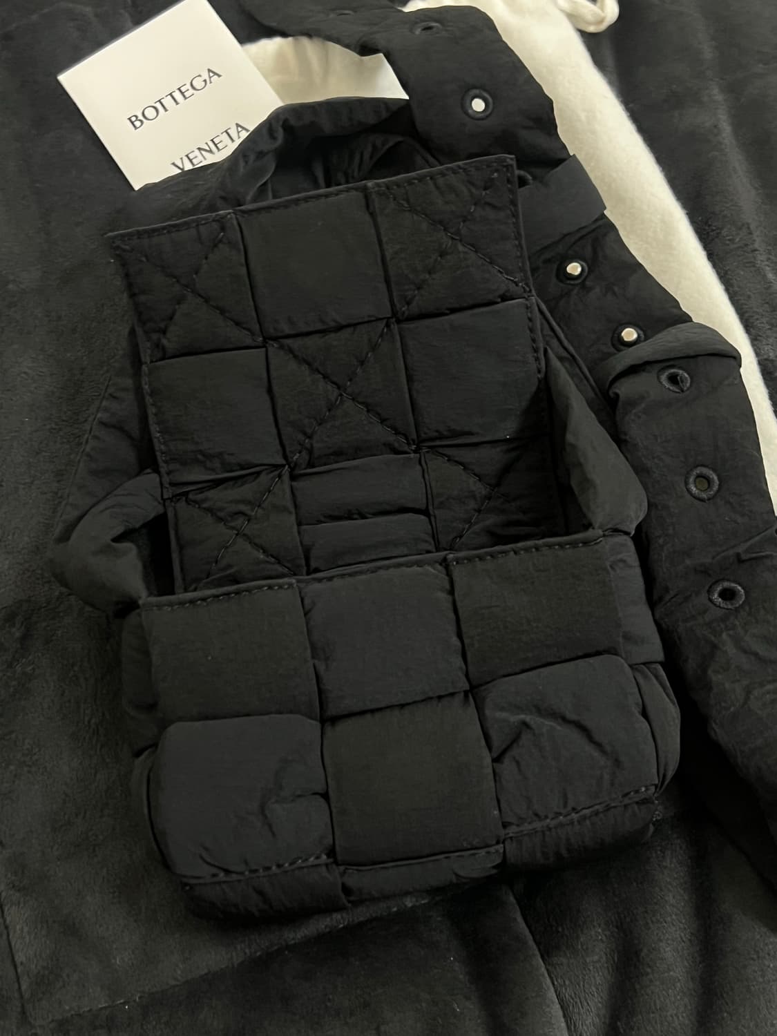 보테가베네타 패딩 테크 카세트백 미니 블랙 상품이미지4