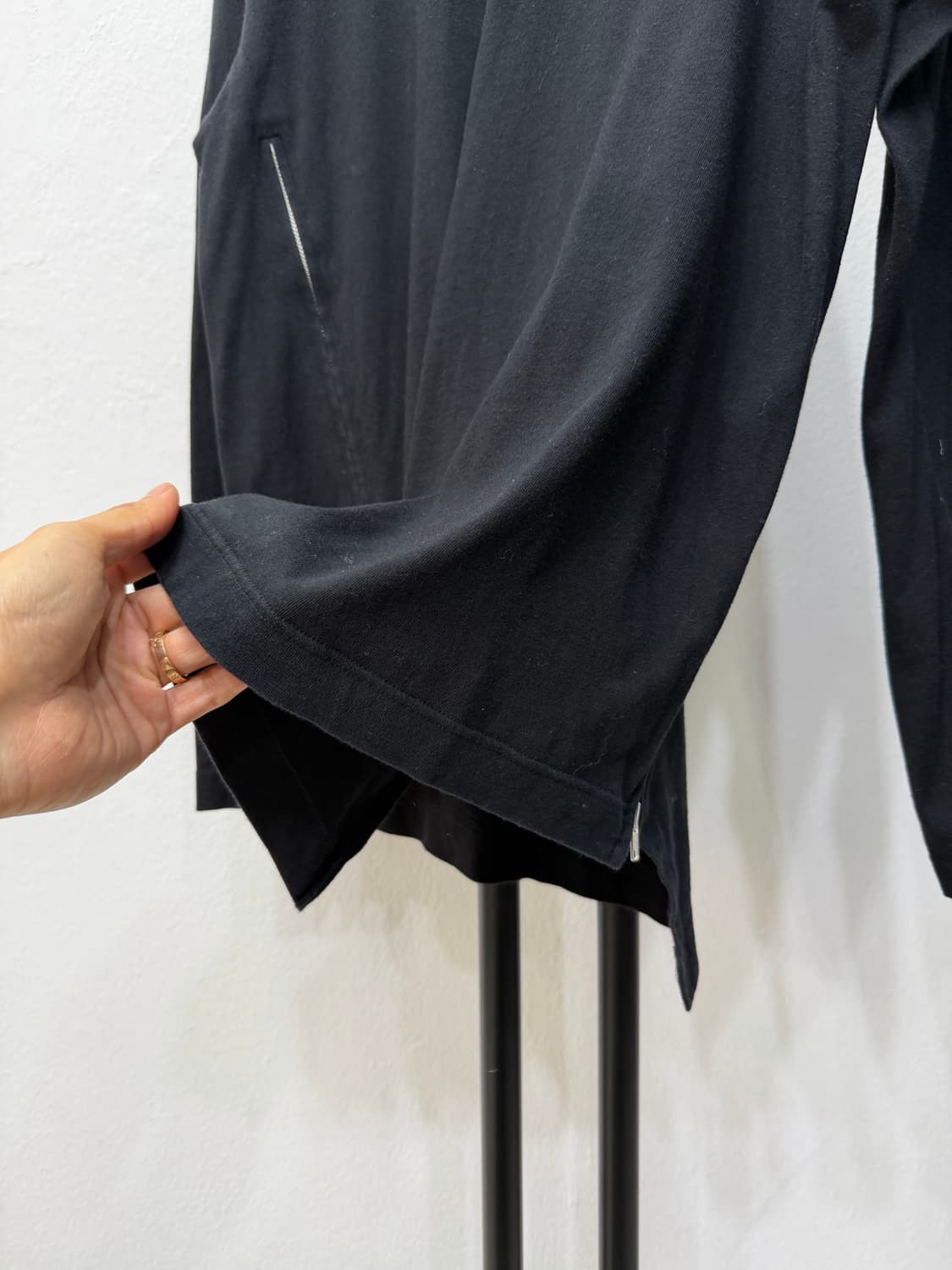 정품) 꼼데가르송 블랙 밑단 언발 긴팔 티셔츠 M  상품이미지4