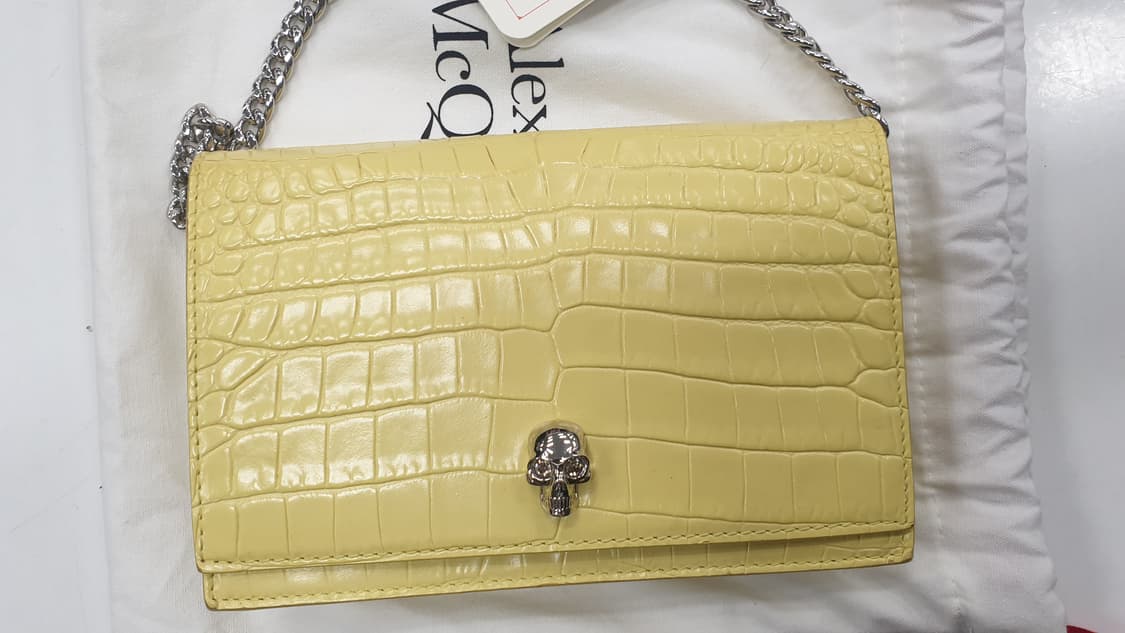 알렉산더맥퀸 옐로우 크로커 스컬 체인 크로스백 상품이미지1