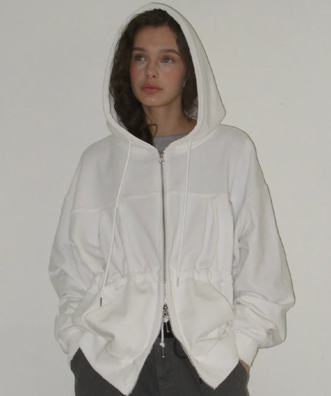 론론 셔링 후드집업 화이트 PENDANT SHIRRING HOODIE 상품이미지1