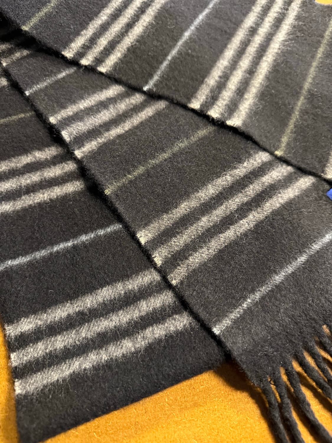 버버리 BURBERRY 블루라벨 스트라이프 캐시미어 머플러 블랙 상품이미지4