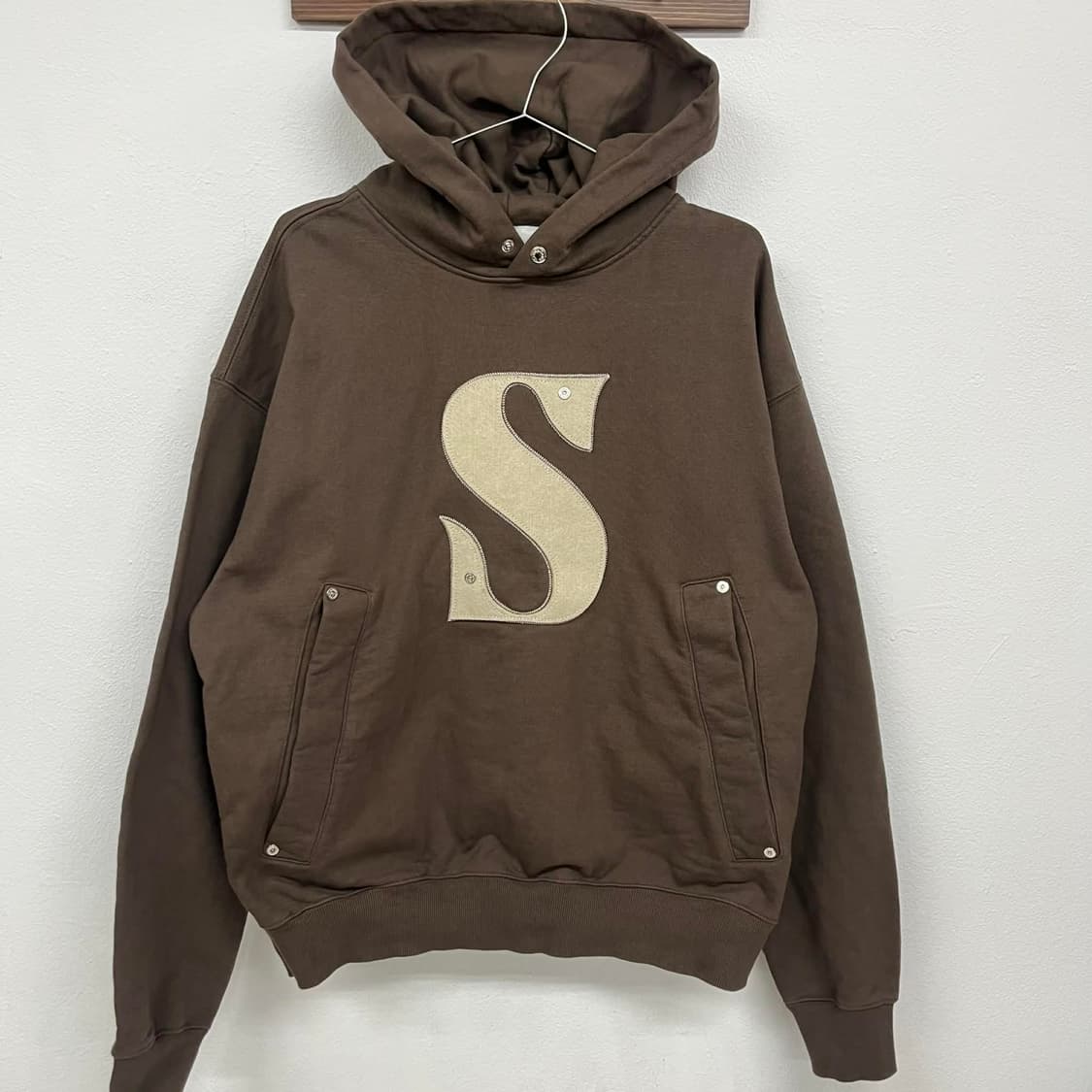 Satur 세터 리벳 아플리케 브라운 스웻 셔츠 후드티(95) 상품이미지4