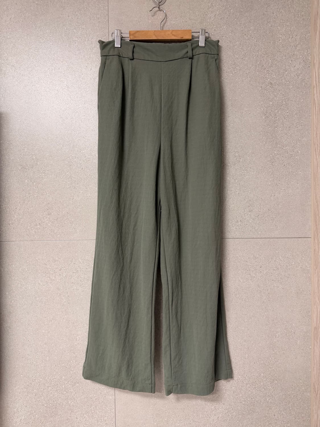 여자 면바지 후르르 떨어지는 느낌 카키 원턱 뒷면고무 상품이미지1