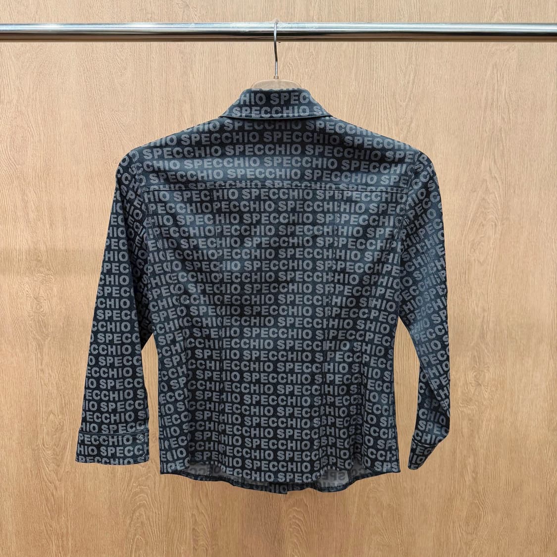 스피치오 셔츠 7부 소매 로고 레터링 올오버 프린팅 디테일 레귤러핏 블랙 상품이미지3