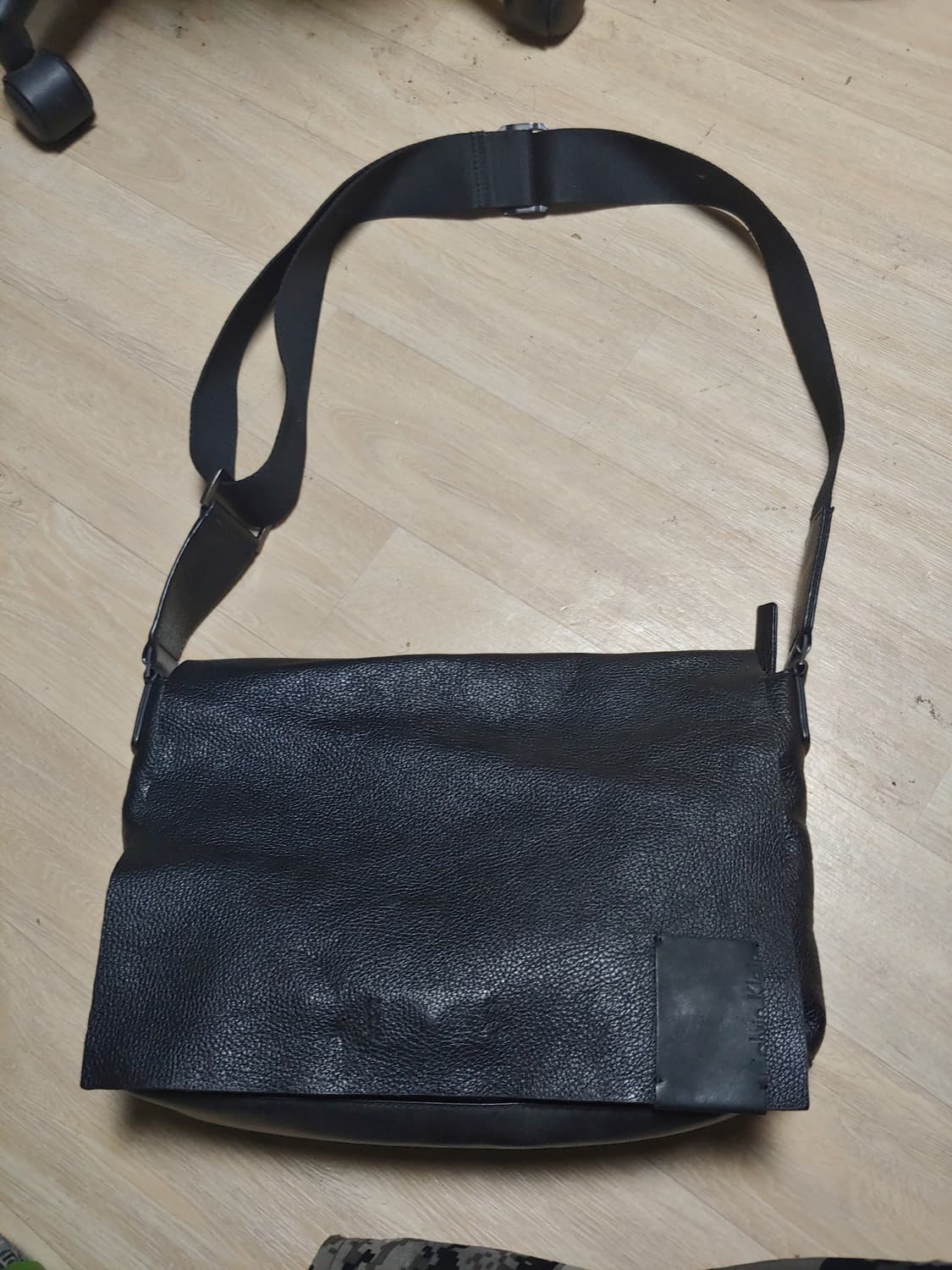 캘빈 클라인 전체 가죽 메일백 상품이미지1