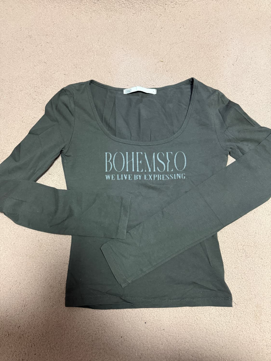 보헤미안서울 로고 크롭탑 차콜 s 상품이미지3