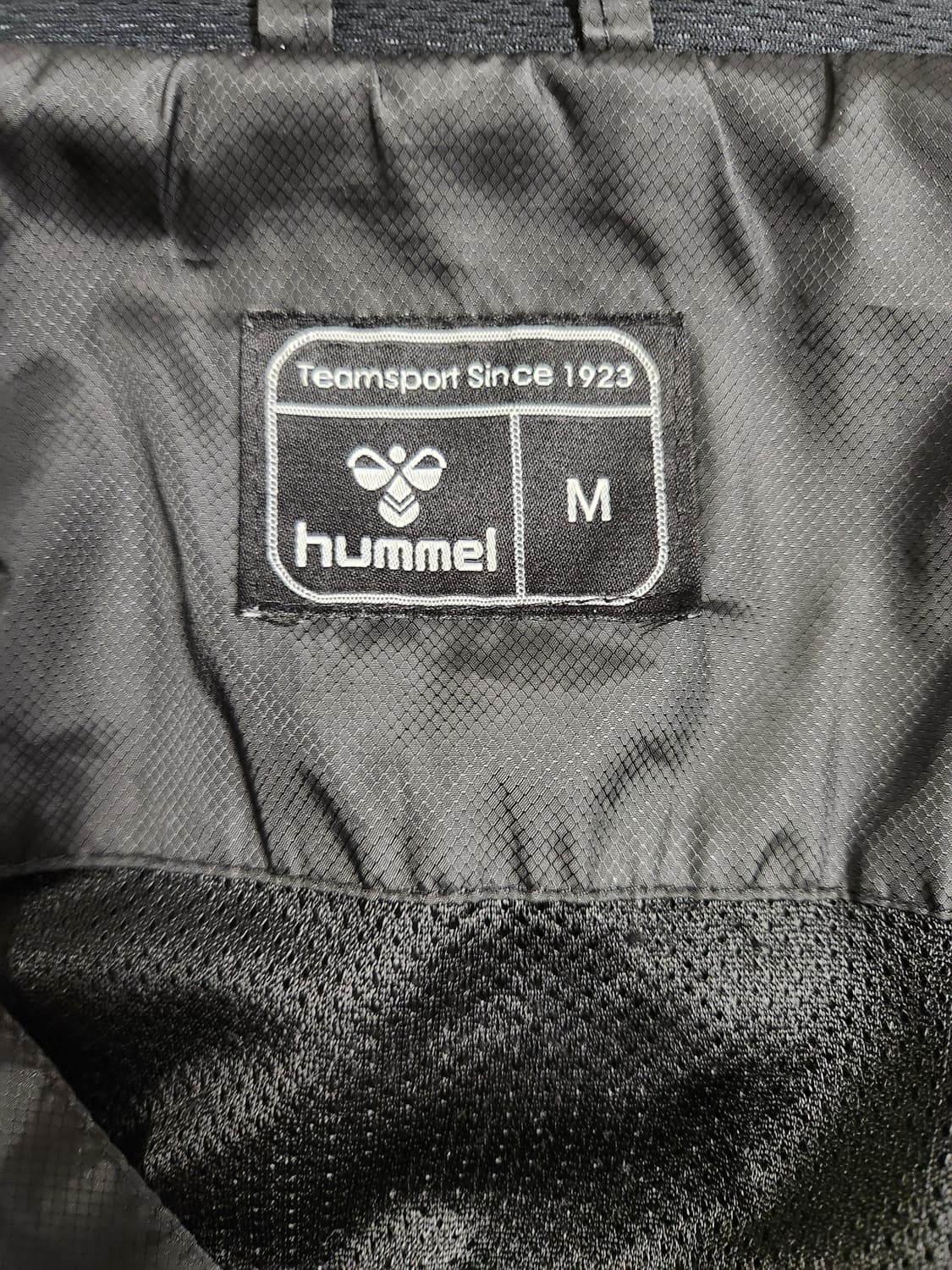 험멜 우븐집업 바람막이 사이즈m

오염없이 깨끗한데 소매 늘어남있어서 싸 상품이미지7