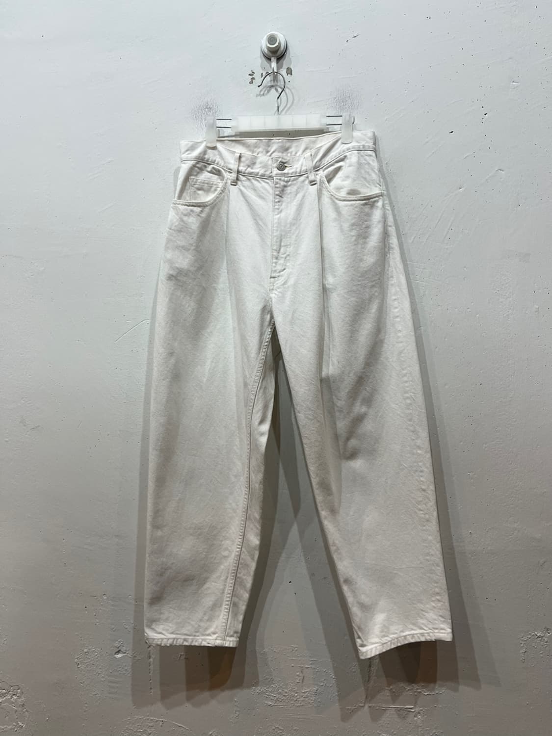 BEAMS 빔즈 테이퍼드 화이트 원턱 데님패츠 상품이미지1