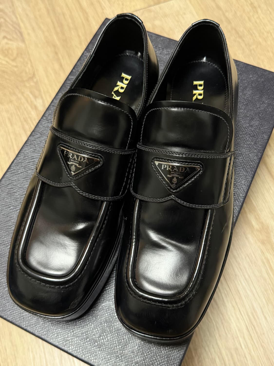 PRADA 프라다 브러시드 삼각로고 로퍼 250 상품이미지2