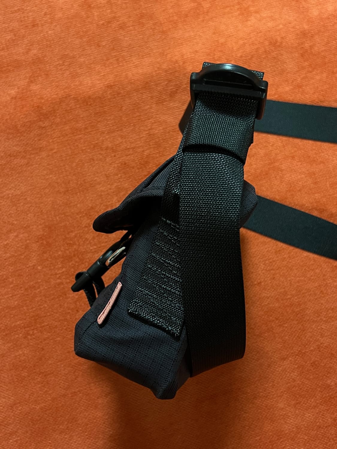 아크네 스튜디오 스웨이드 트림 폴드오버 플랩  미니 크로스백 상품이미지5