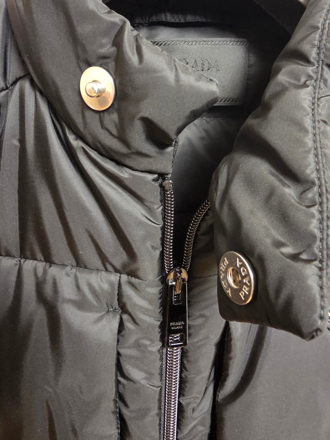 [새상품급 / 50 ] 프라다 리나일론 삼각로고 다운 숏 패딩 자켓 블랙 상품이미지4