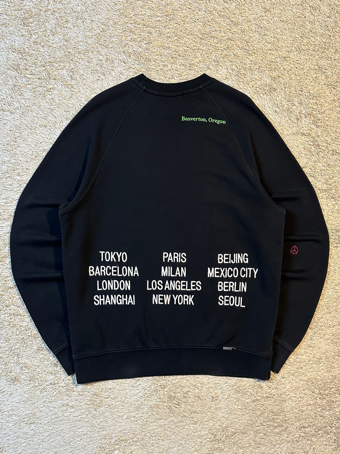 나이키 NSW 자수로고 월드투어 맨투맨 블랙 상품이미지3