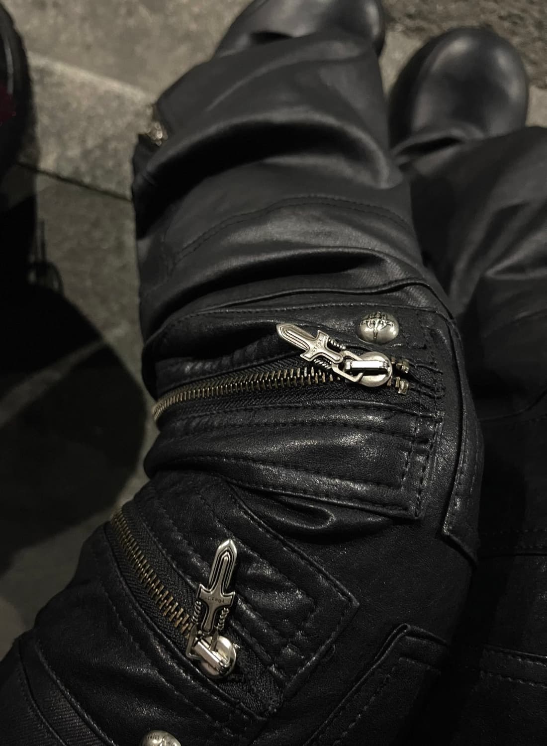 Distressed Waxed Zip Flare Jeans 상품이미지7