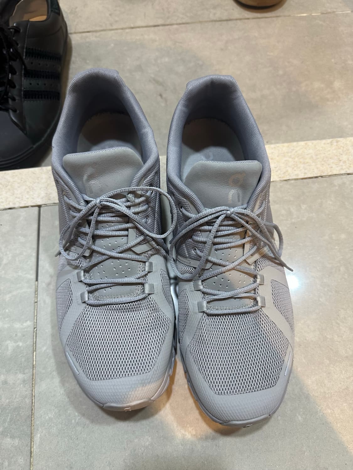 온러닝 클라우드 6 이클립스 295 사이즈 팔아요. 상품이미지2