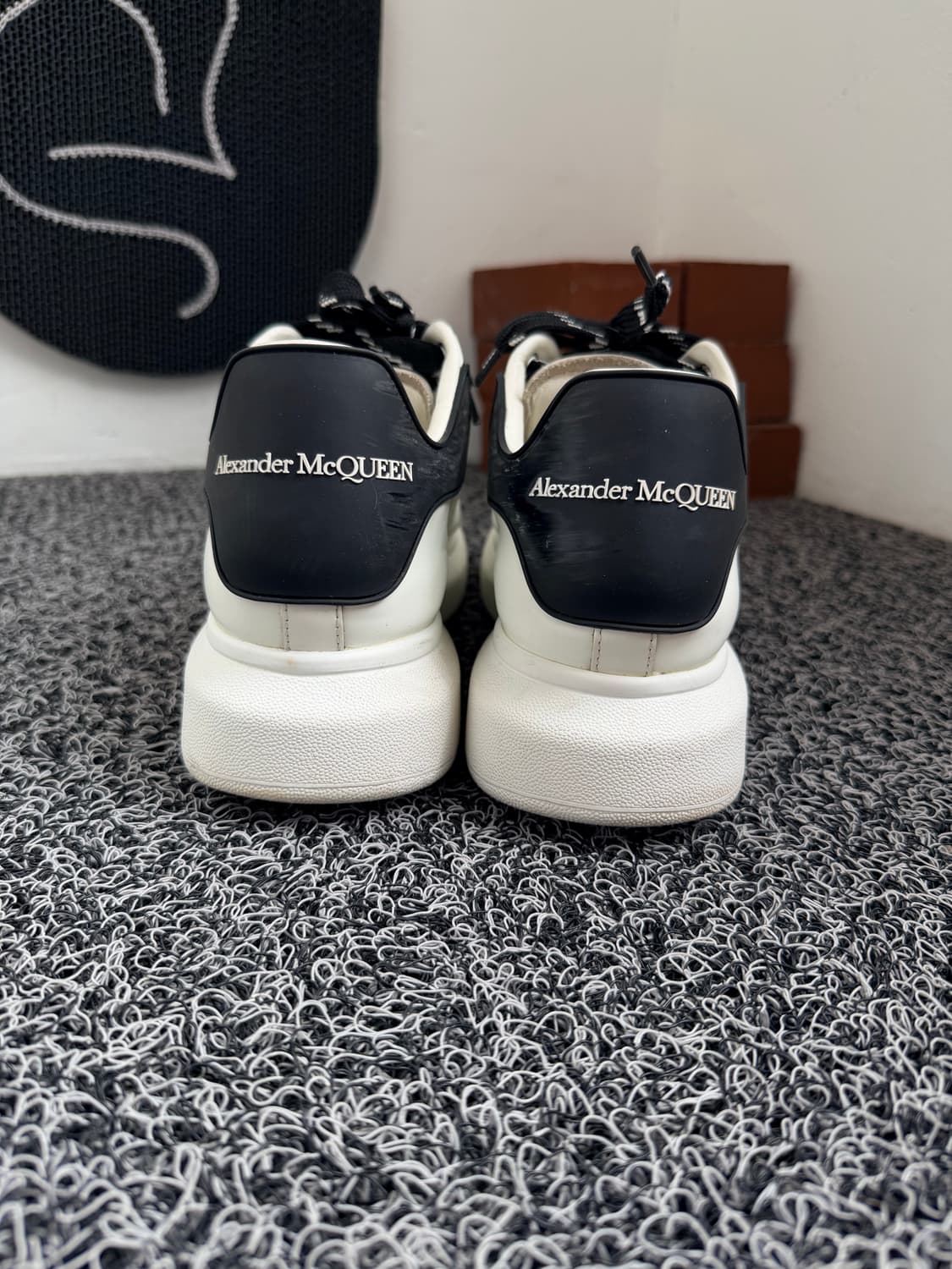 알렉산더 맥퀸 오버사이즈 스니커즈 블랙탭 상품이미지3