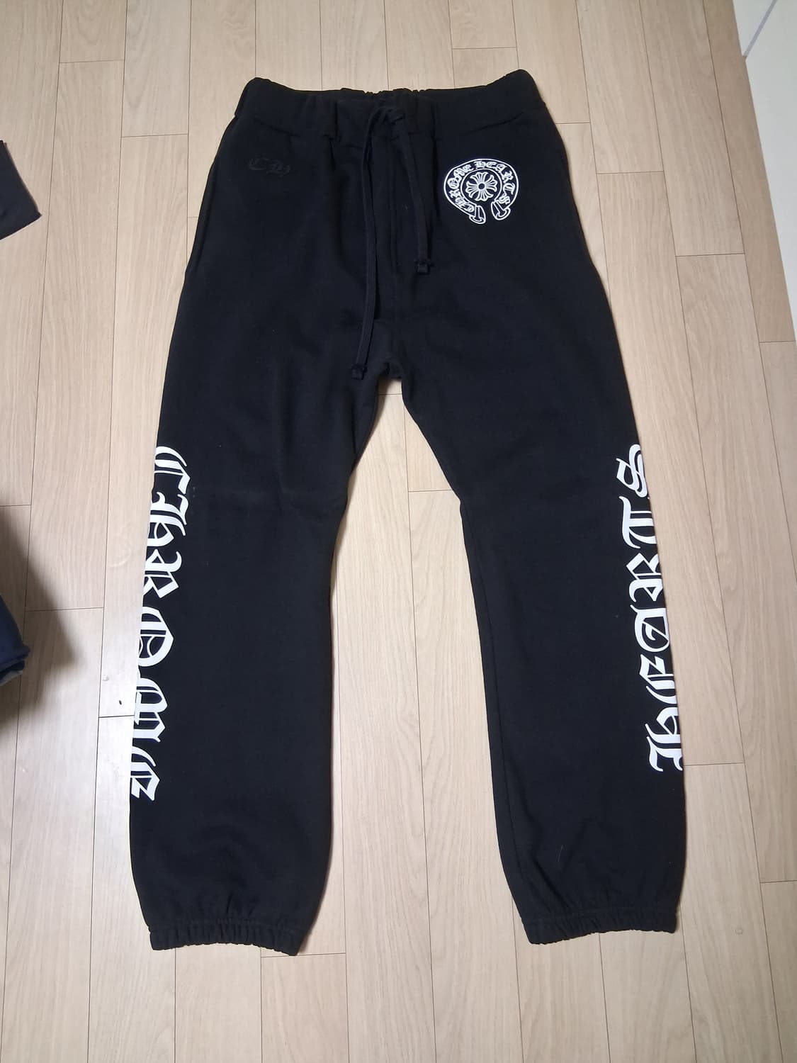 크롬하츠 홀스슈 로고 백포켓 스웻 팬츠 블랙 상품이미지1