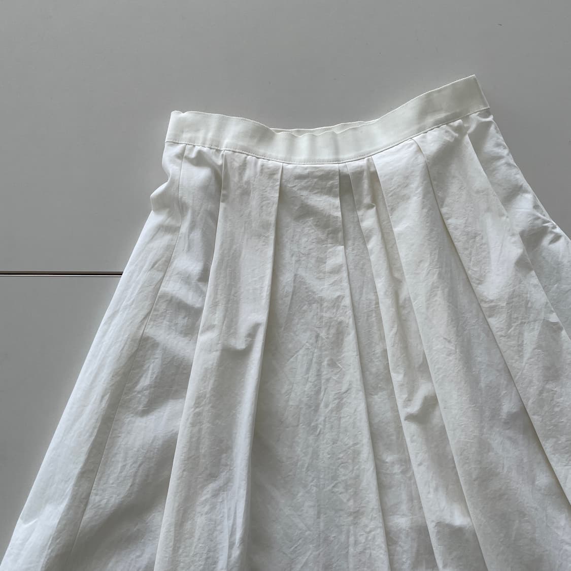 캘빈클라인 화이트 플리츠 롱 스커트 상품이미지3
